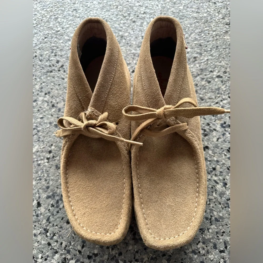 CLARKS Men's Stinson Hi Chukka Boot Taupe Distressed Suede 9 M US BRAND NEW